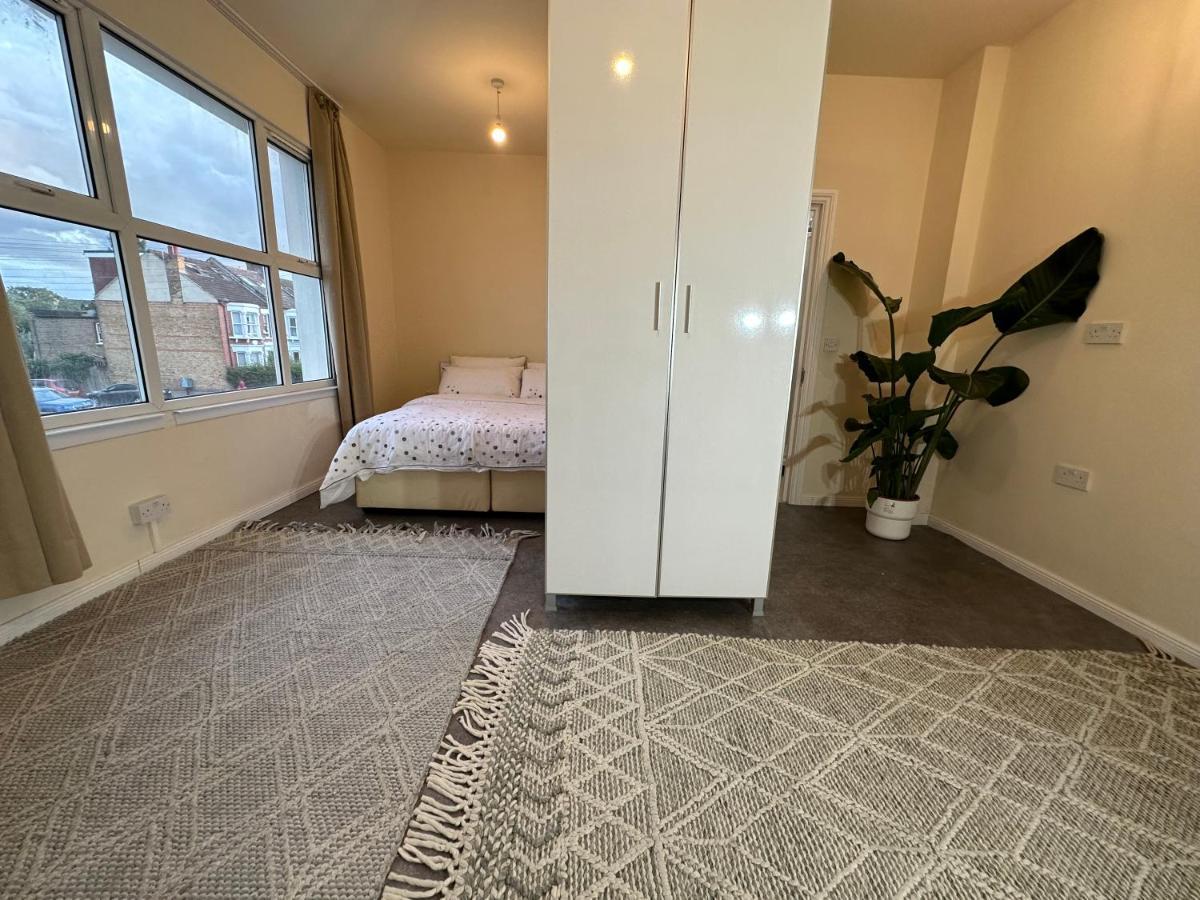 North London A Spacious 7 Bedroom House Accommodating Up To 18 People Complete With Own Gym And Table Tennis Exterior foto