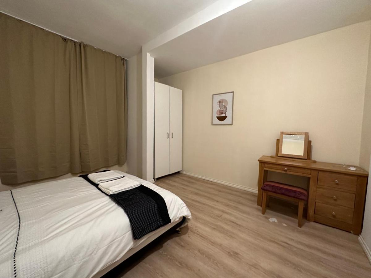 North London A Spacious 7 Bedroom House Accommodating Up To 18 People Complete With Own Gym And Table Tennis Exterior foto